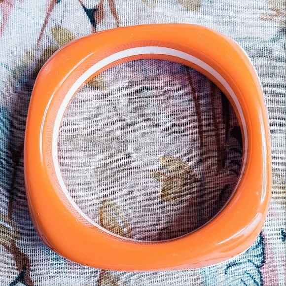 Creamy Coral White Striped Square Asymmetrical Vintage Lucite Bangle Bracelet - Picture 5 of 8